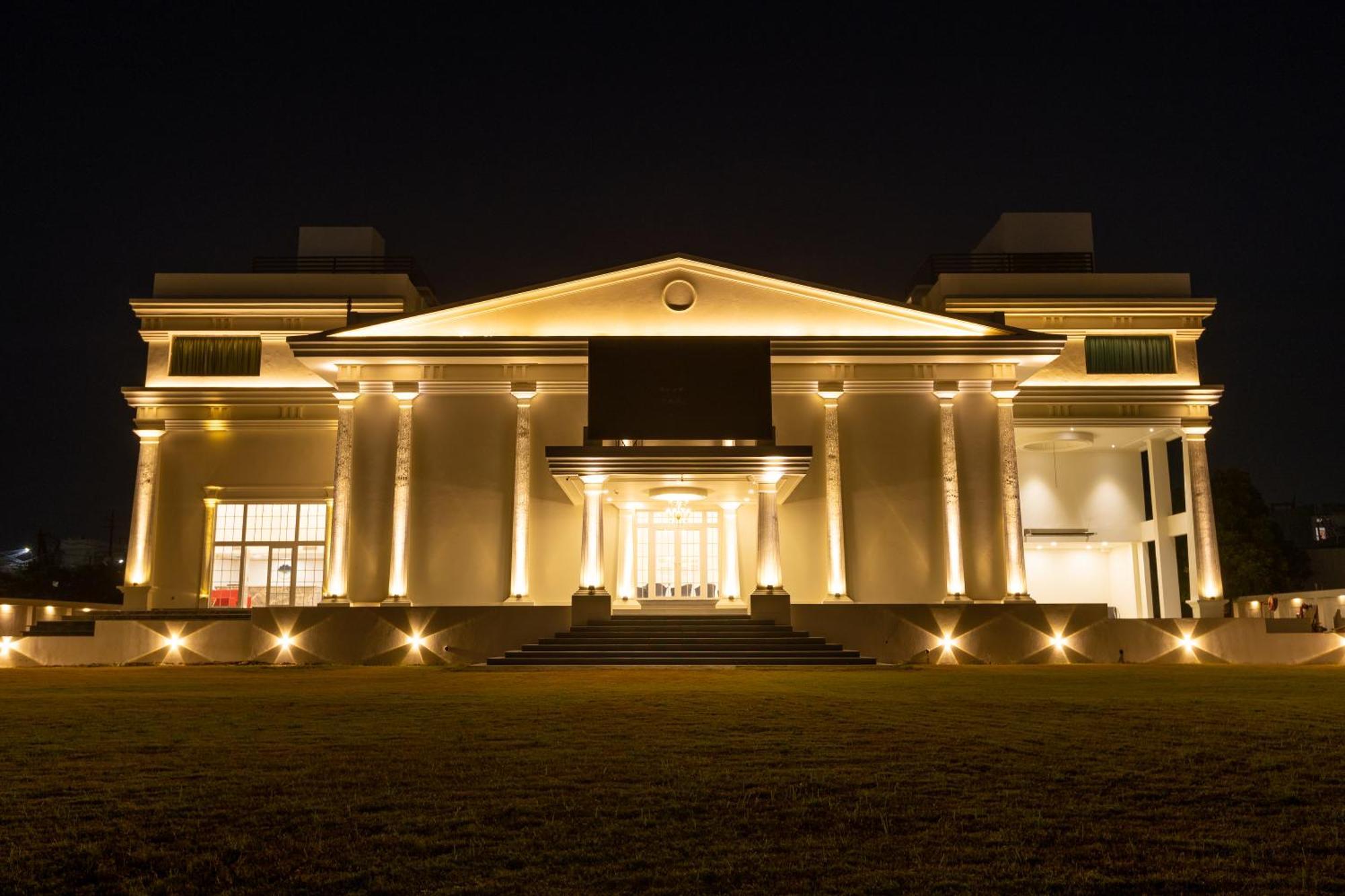 The Grand Monarch Hotel, Ujjain Eksteriør billede