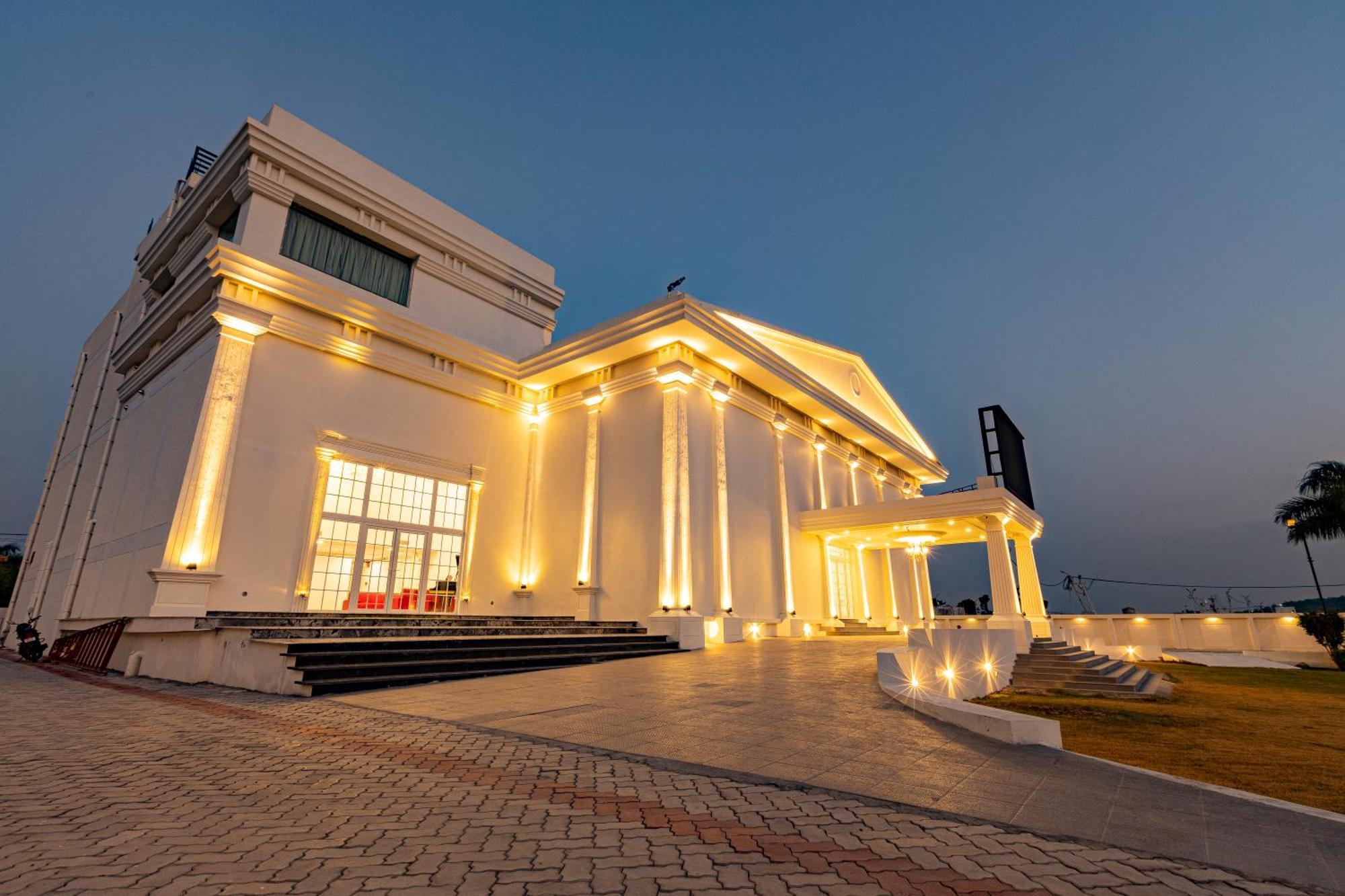 The Grand Monarch Hotel, Ujjain Eksteriør billede